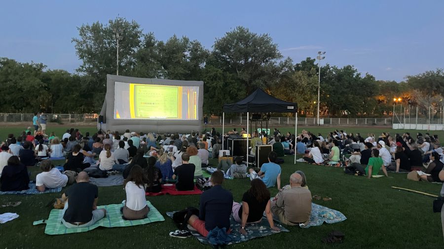 영화 육사오를 관람하고 있는 관객들