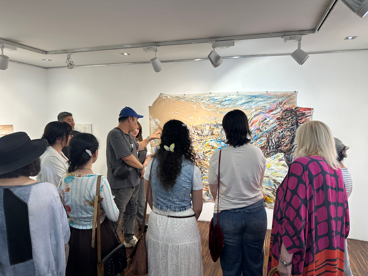 전시회 개막식에 참석한 현지인 회원들