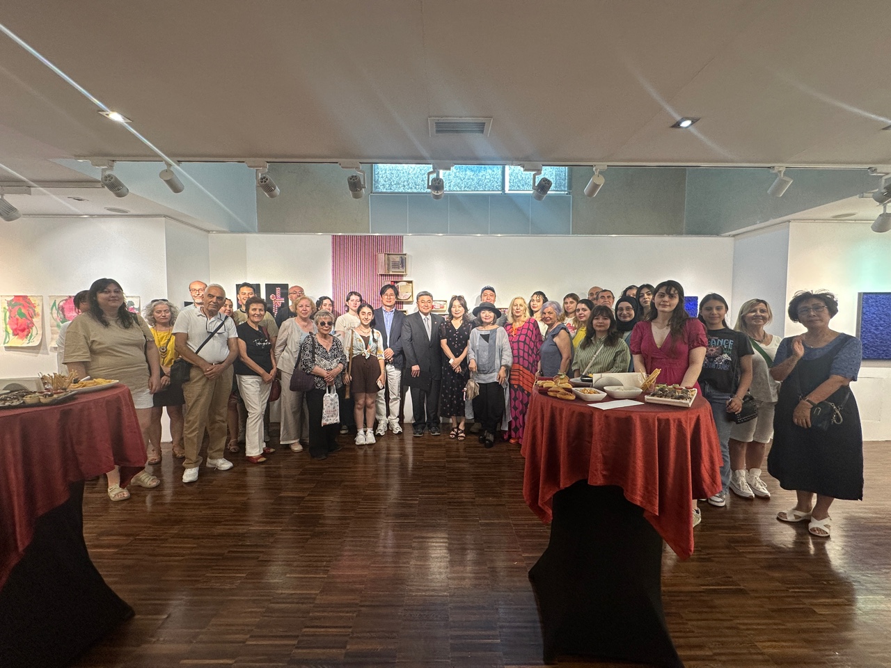 튀르키예 문화원에서 개최된 본 전시 단체 사진