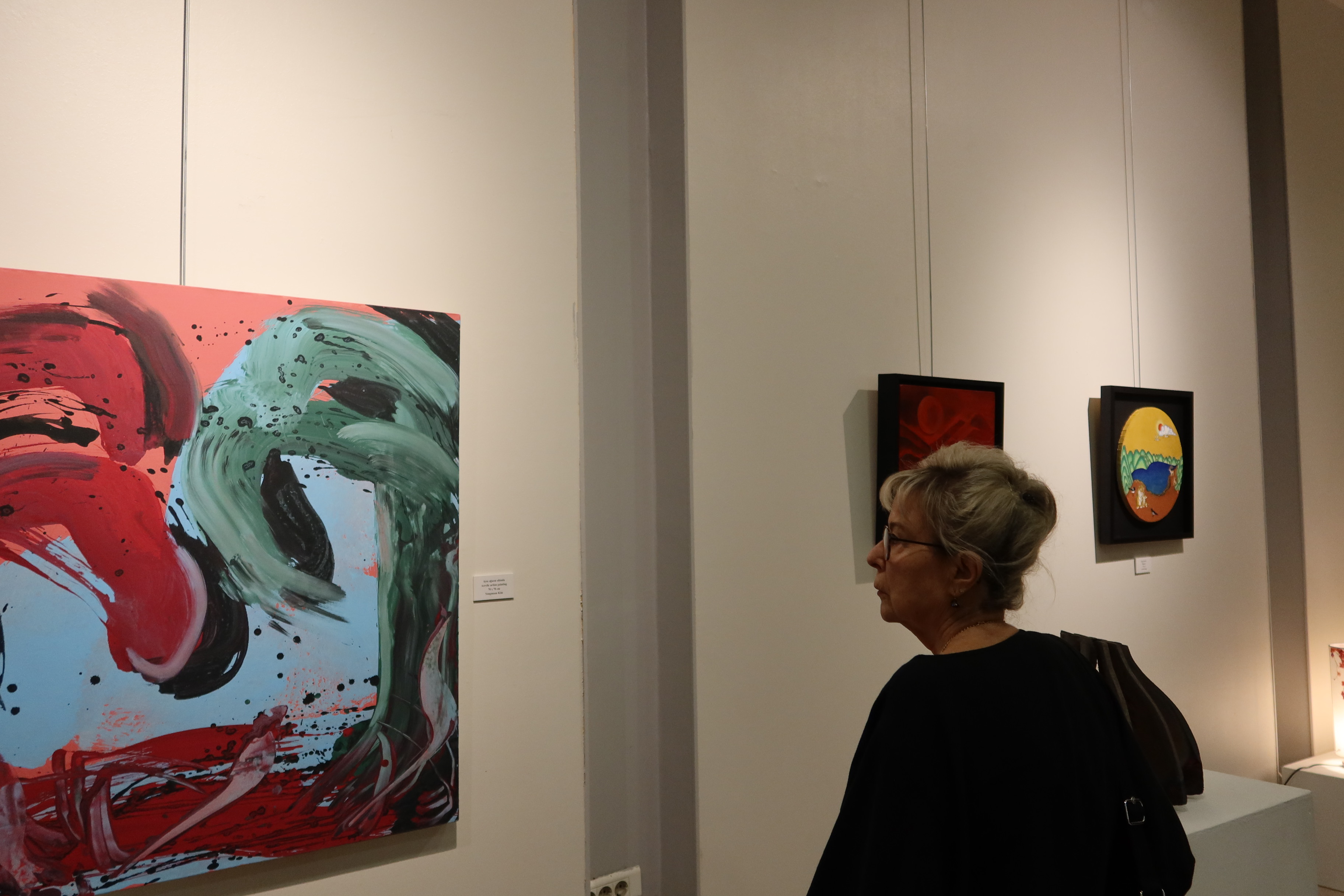 빛을 품다 전시회 개막식에 작품 관람