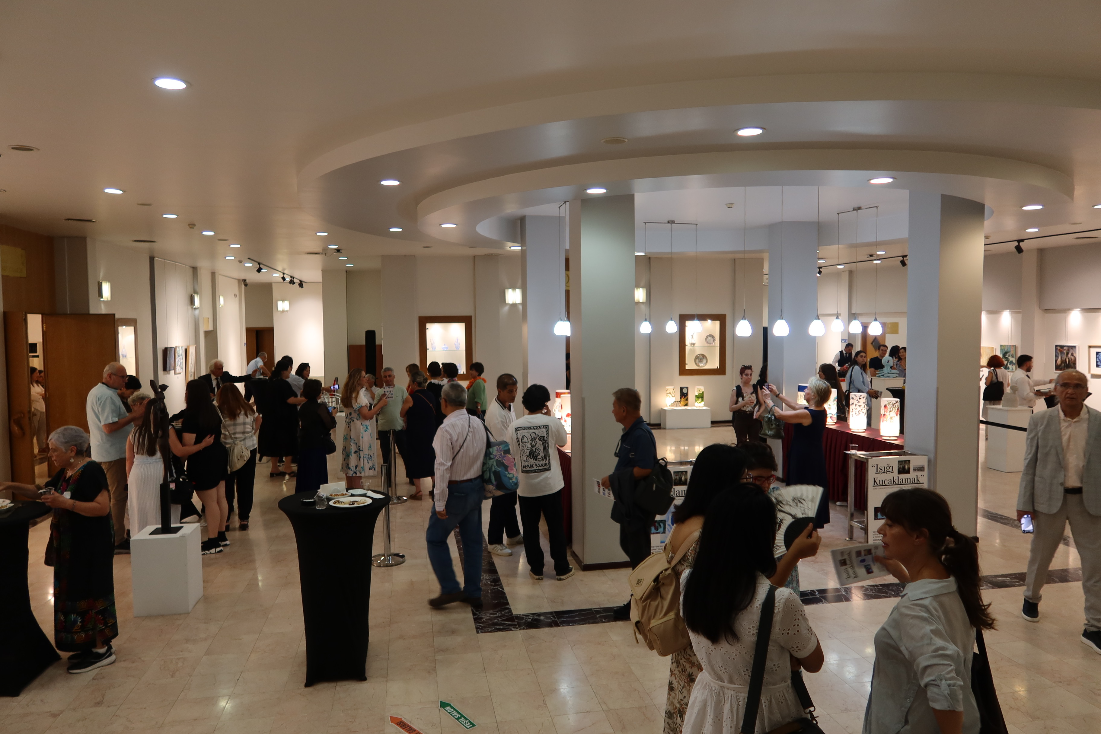 본 전시회 개막식에 참석한 현지인들