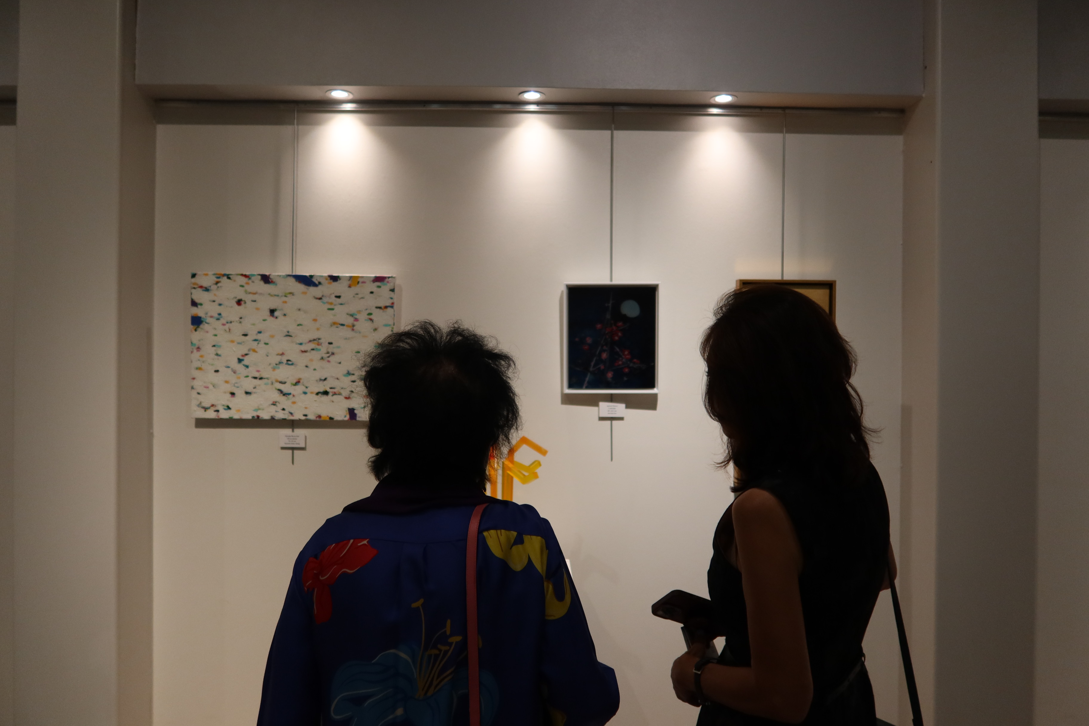 ▲ '빛을 품다' 전시회 개막식에 작품 관람