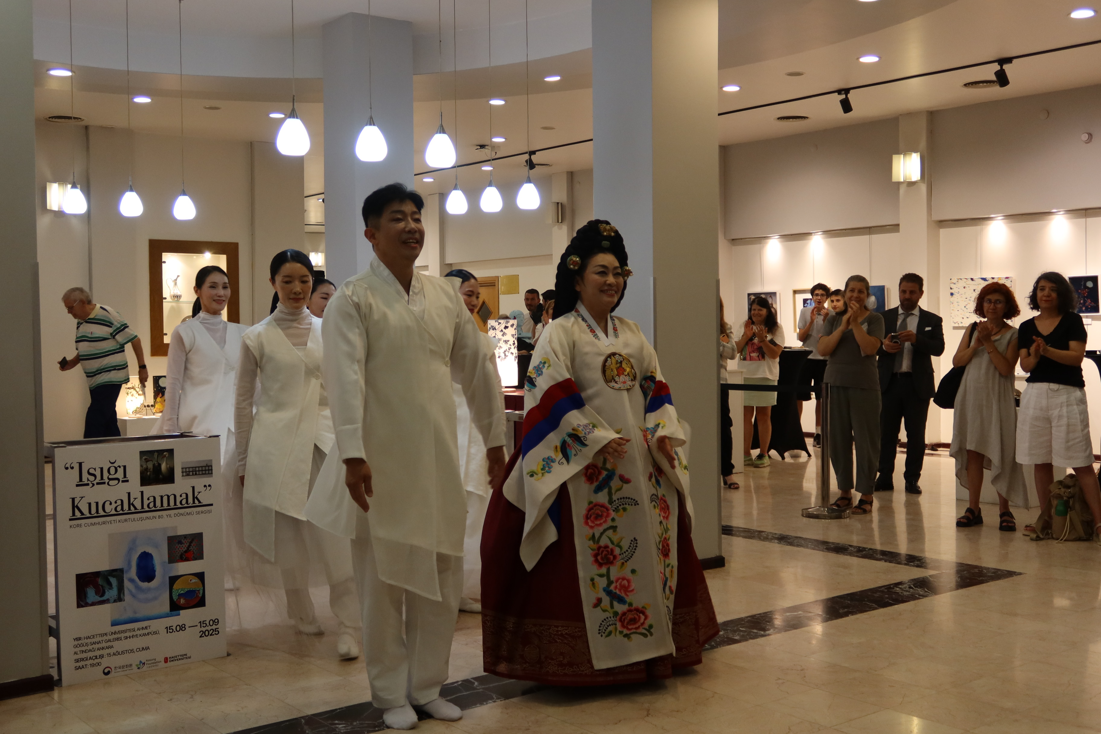 '빛을 품다' 전시회 전통무용 축하공연 2