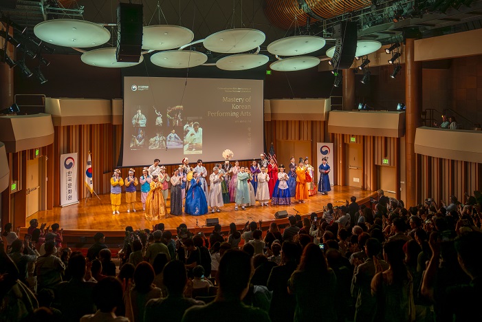 ▲ 공연 후 기립 박수를 받는 공연자들