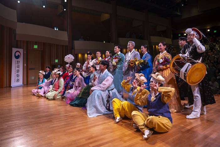 ▲ 공연 후 관객들과 함께 촬영하는 공연자들