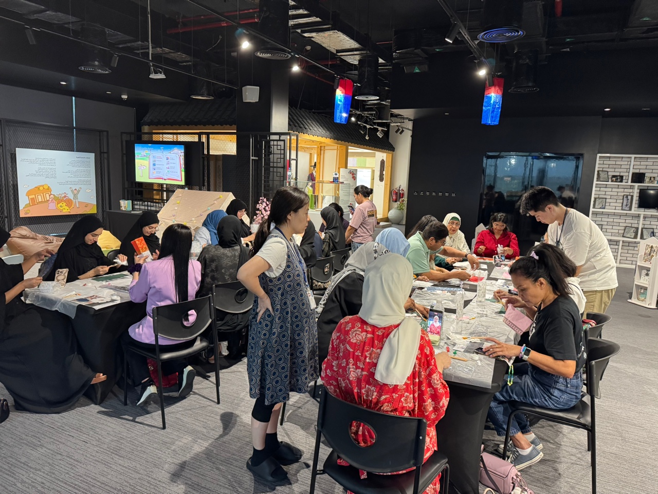 청사초롱을 직접 만들어보는 참여자들