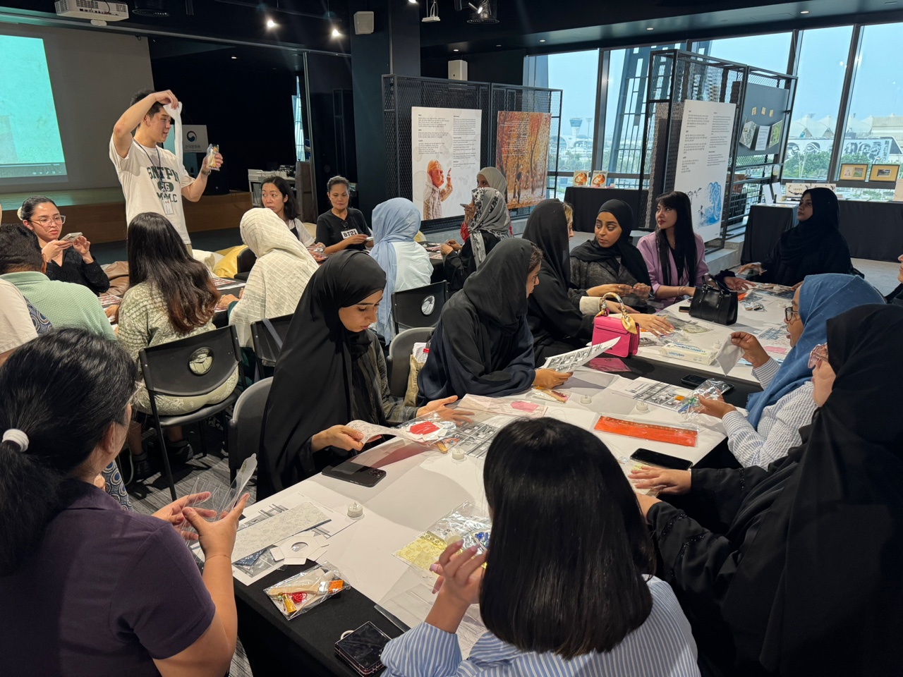 청사초롱을 직접 만들어보는 참여자들(2)