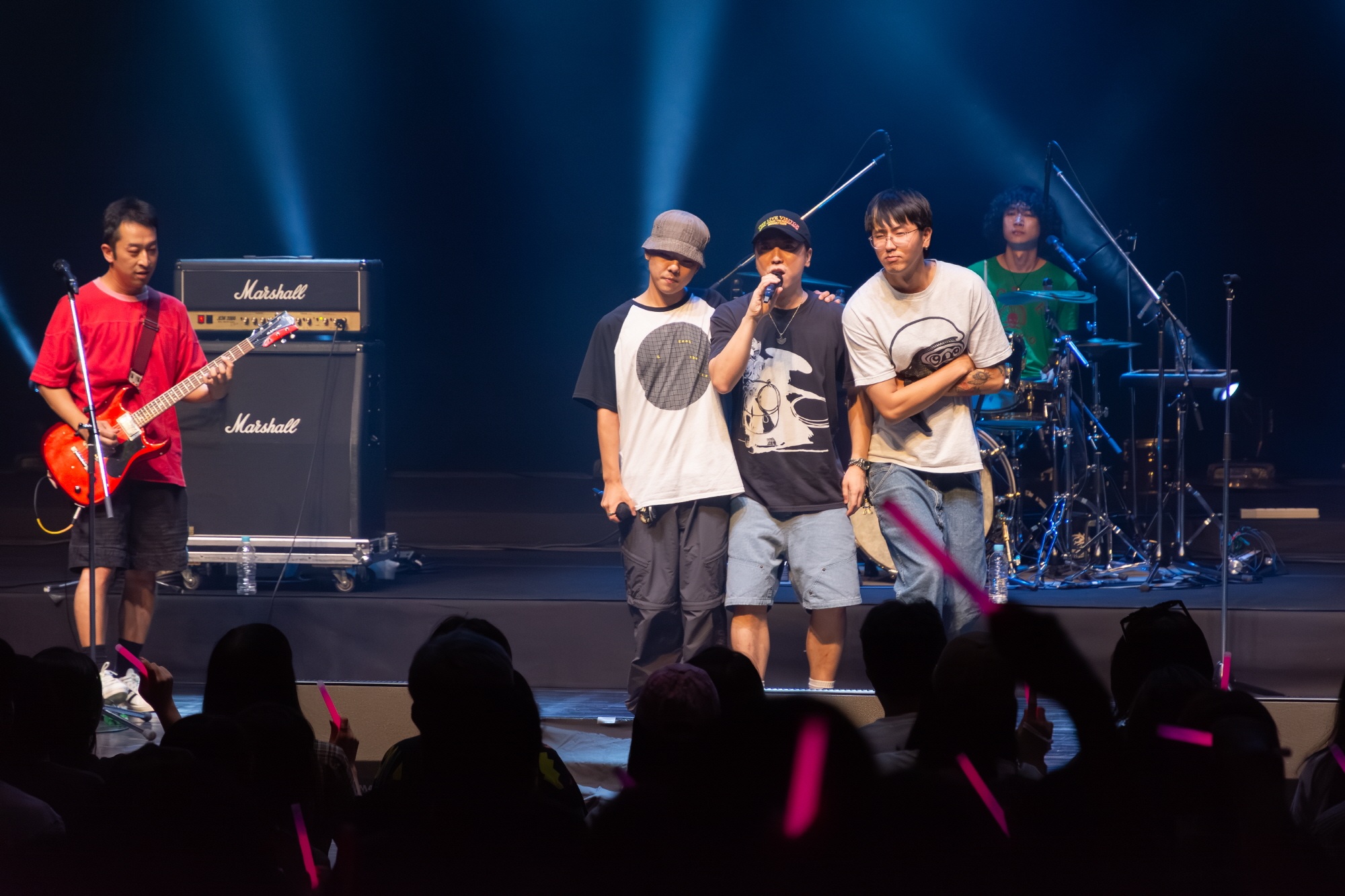 ▲ 넉살×까데호와 Neibiss가 함께한 ‘굿모닝 오사카’ 협연 장면