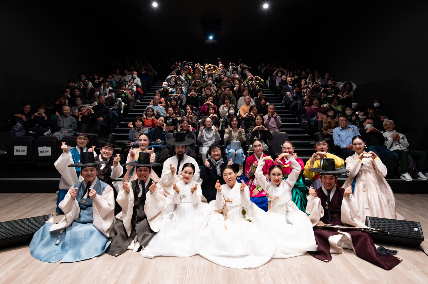 ▲ 공연 후 관객과의 촬영 장면