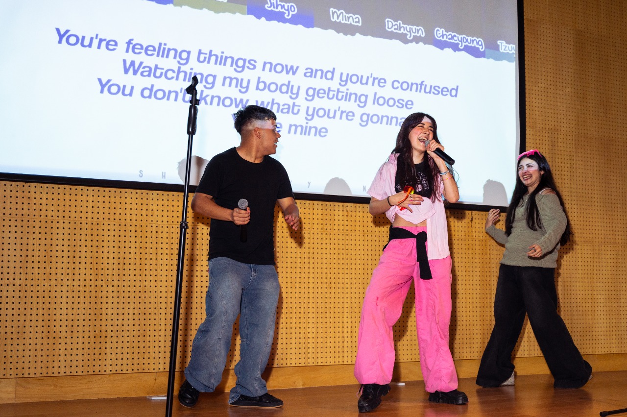 세사람이 무대위에서 춤을 추고 노래를 부른다