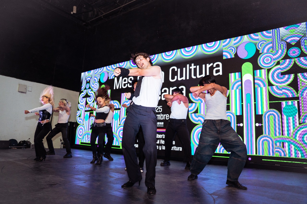 무대위에서 춤을 추고 있는 7명