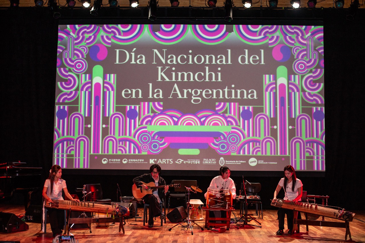 거문고,기타,장구를 연주하는 네 사람