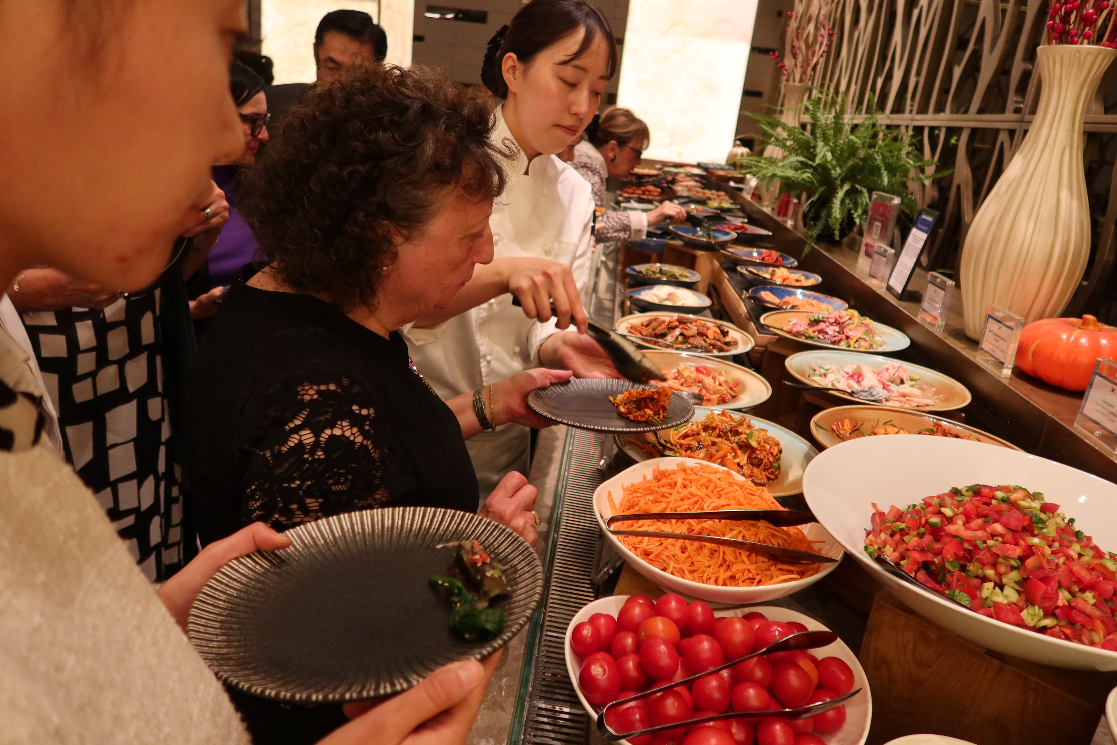 각국 대사들에게 한식을 설명하는 셰프