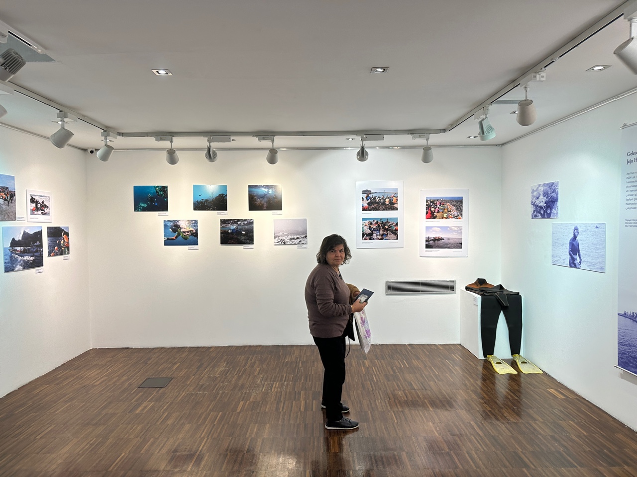 ‘살아있는 세계유산, 제주해녀’ 전시 구경하는 문화원 회원