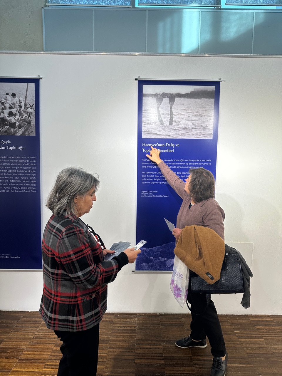 ‘살아있는 세계유산, 제주해녀’ 전시 전시 내용 보는 회원들