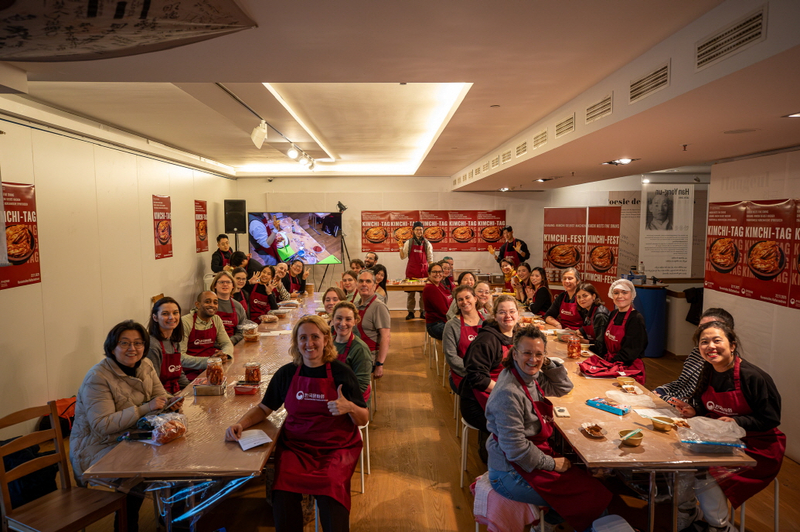 각자 만든 김치와 함께 단체사진을 찍는 참가자들