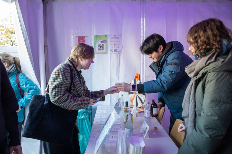 야외 전통주 부스에서 시음중인 참가자