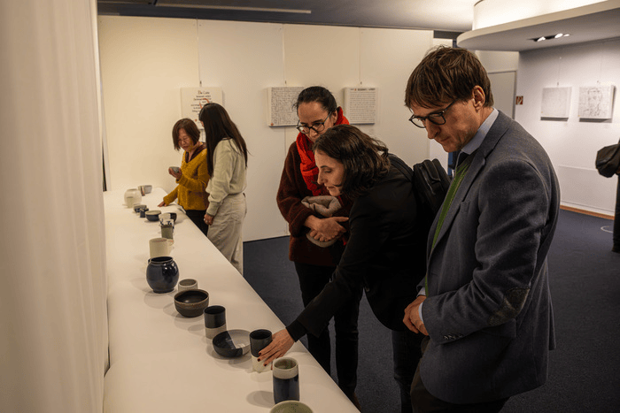 수강생들의 작품을 둘러보는 관람객들