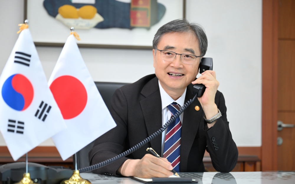 ▲ 조현 외교부 장관이 24일 서울 종로구 외교부 청사에서 이와야 다케시 일본 외무대신과 전화 통화를 하고 있다. 외교부