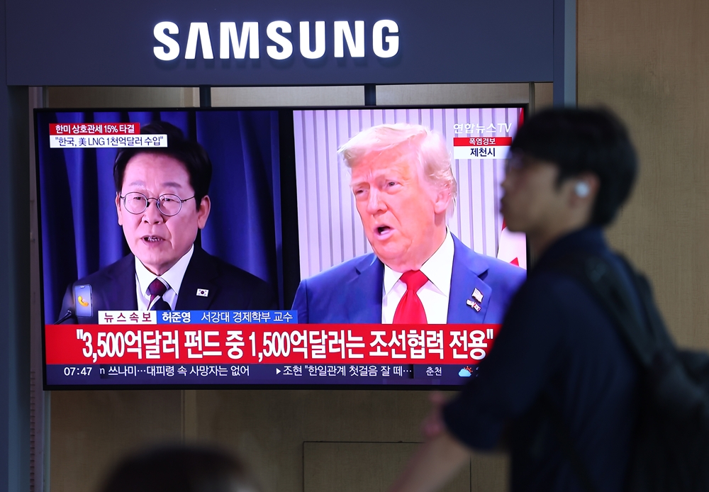 ▲ 한국과 미국의 관세협상이 타결된 31일 서울역 대합실에서 한 시민이 관련 뉴스가 나오는 TV 앞을 지나고 있다. 연합뉴스