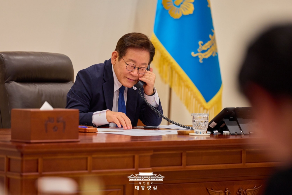 ▲ 이재명 대통령이 4일 서울 용산 대통령실 청사 집무실에서 오흐나 후렐수흐 몽골 대통령과 전화 통화를 하고 있다. 대한민국 대통령실