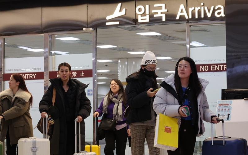 ▲ 중국인 단체관광객이 이달 29일부터 내년 6월 30일까지 무비자로 최대 15일 간 대한민국 전역을 여행할 수 있게 된다. 지난해 12월 27일 중국인 관광객들이 김포국제공항을 통해 입국하고 있다. 연합뉴스