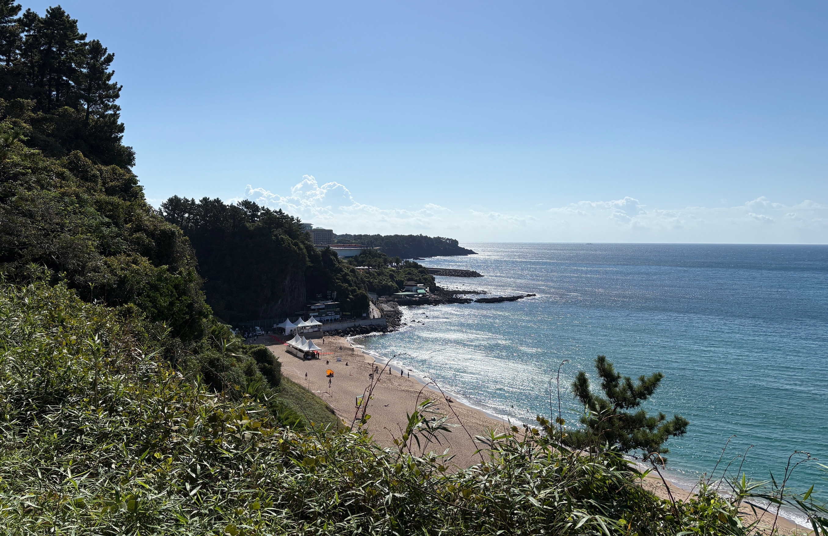 ▲ 지난 11일 제주 서귀포 중문색달해수욕장. 이곳 주변 해역은 어업 활동이 적고 바다거북의 주서식지인 태평양으로 이동하기 쉬워 바다거북 방류지로 선정됐다. 샤를 오두앙 기자 caudouin@korea.kr