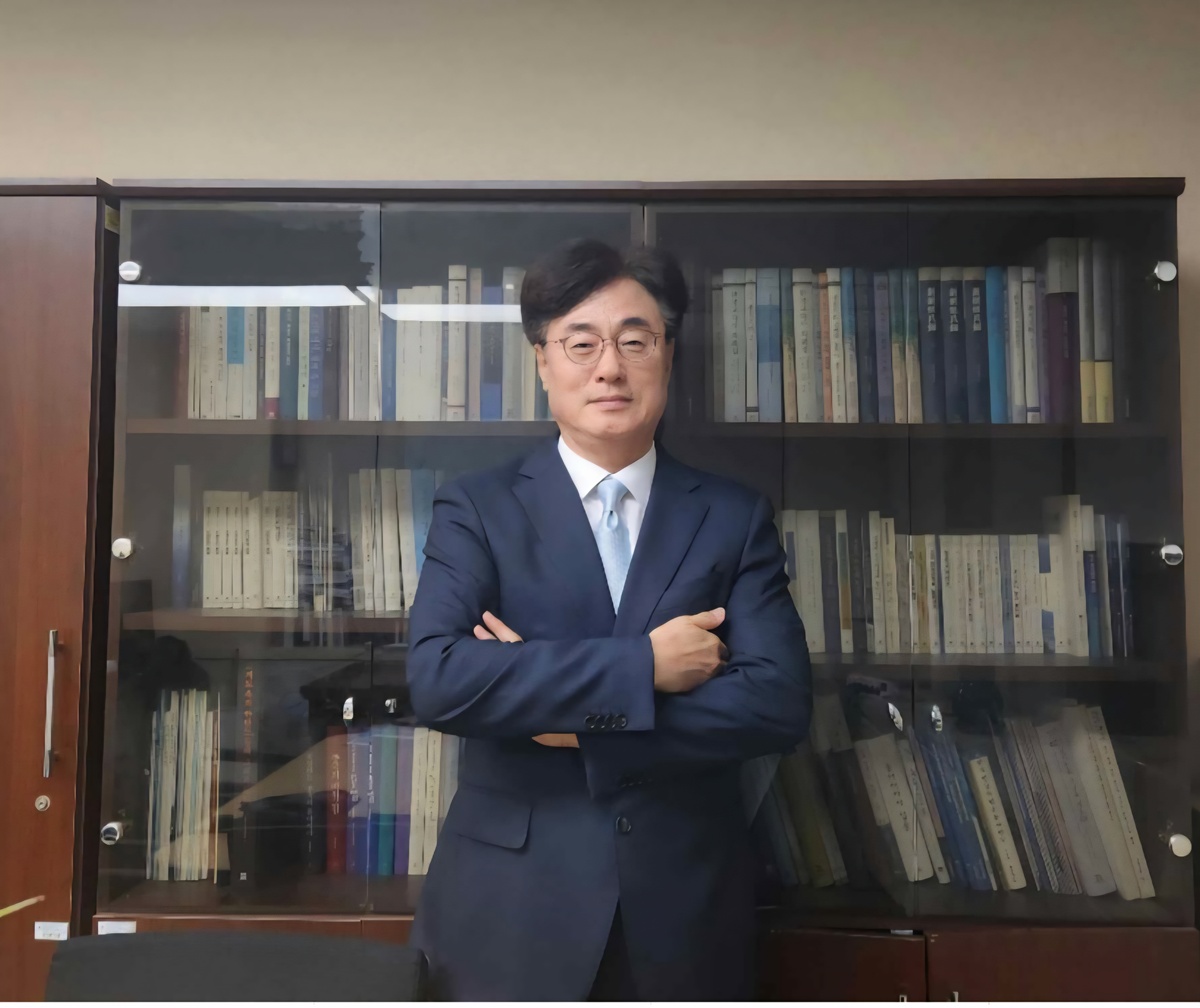 ▲ 도시환 동북아역사재단 실장이 지난달 24일 코리아넷과 인터뷰 중 사진 촬영을 위해 포즈를 취하고 있다. 이지혜 기자 jihlee08@korea.kr