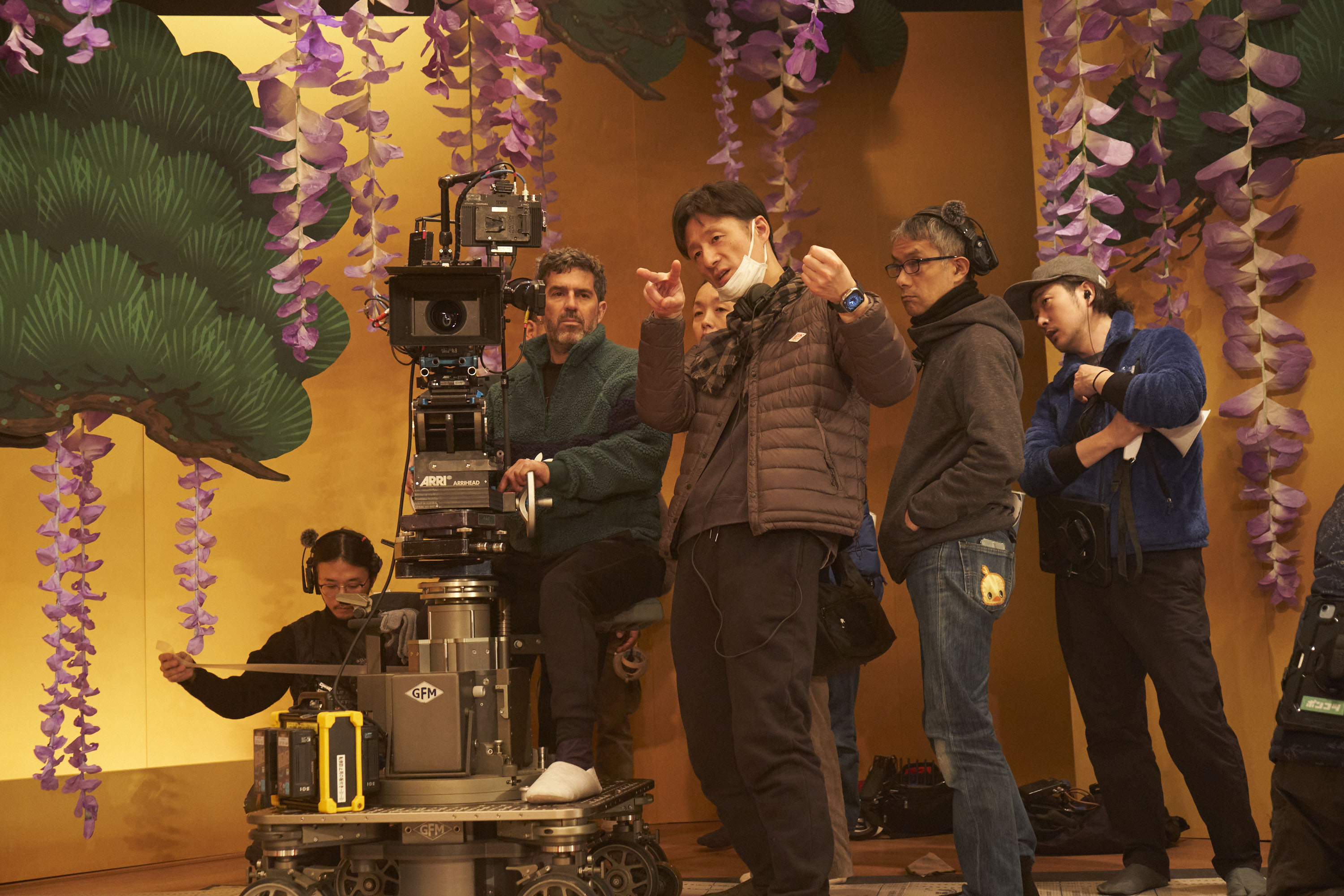 ▲ 일본에서 천만 관객을 동원한 재일 한국인 이상일 감독의 신작 '국보'가 19일 한국 관객들과 만난다. 사진은 이 감독(가운데)의 영화 ‘국보’ 촬영 현장 모습. 미디어캐슬