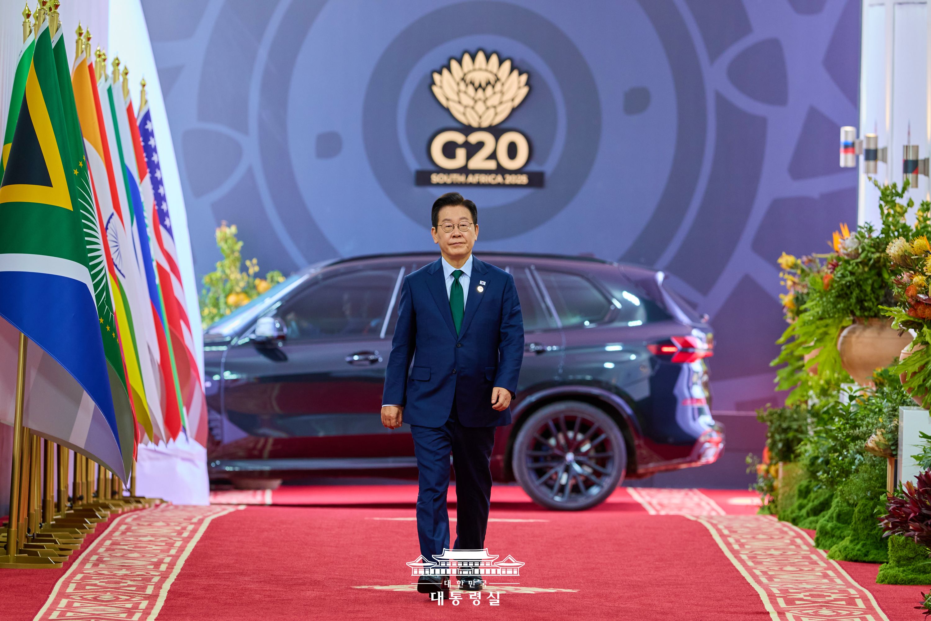 ▲ 이재명 대통령이 23일(현지 시간) 주요 20개국(G20) 정상회의 제3세션이 열린 남아프리카공화국 요하네스버그 나스렉 엑스포센터에 입장하고 있다. 대한민국 대통령실