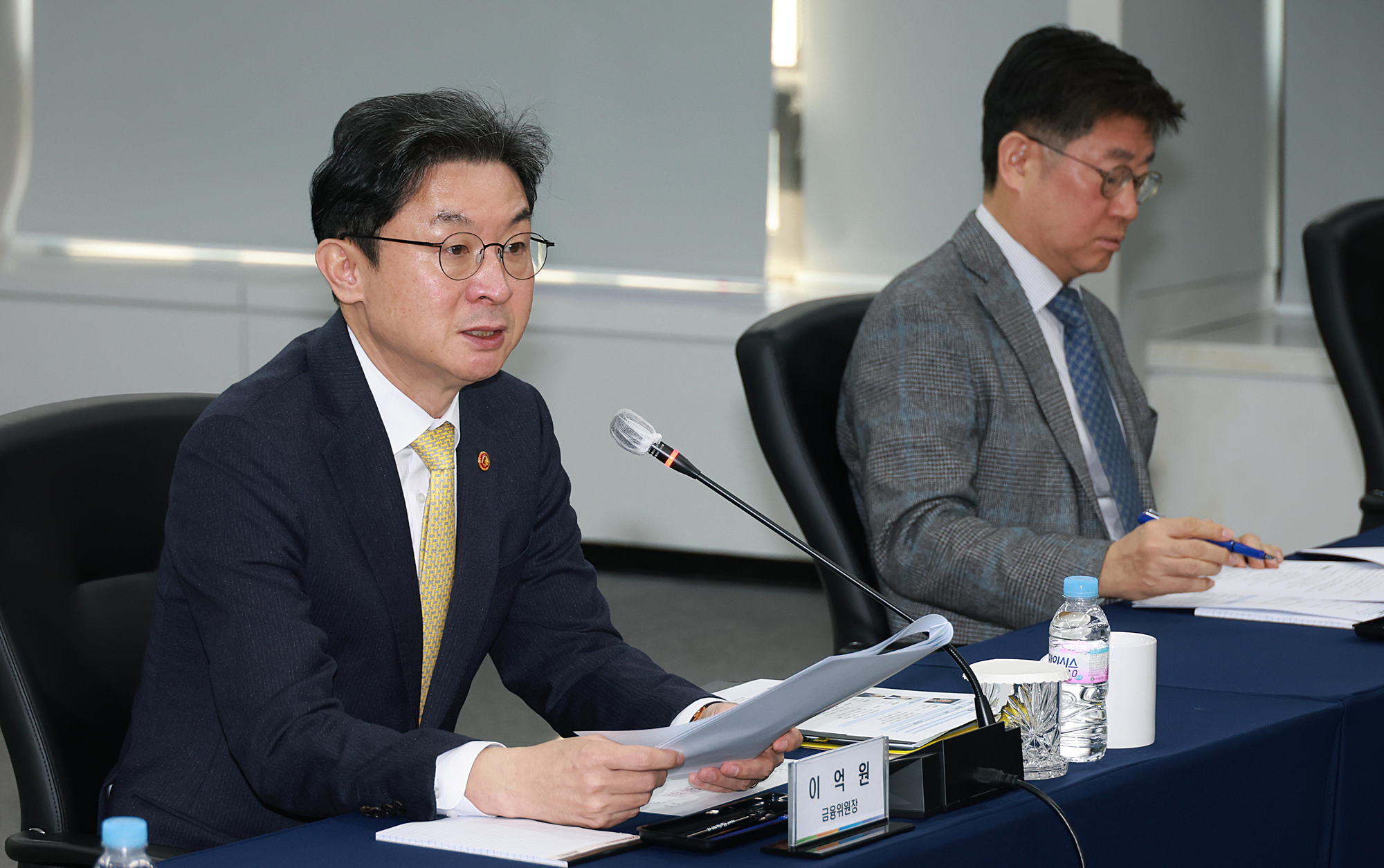 ▲ 금융위원회와 금융감독원이 27일 외국인 주식 통합계좌 이용 활성화를 위해 가이드라인 개정안을 발표했다. 사진은 20일 오전 서울 중구 여신금융협회에서 열린 여신전문금융회사 CEO 간담회에서 발언하고 있는 이억원 금융위원장. 금융위원회