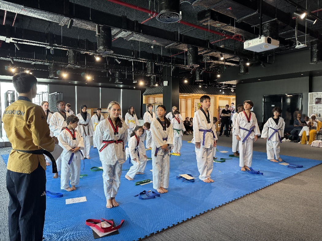 ▲︎ 색 띠를 바꿔 착용하는 유소년들