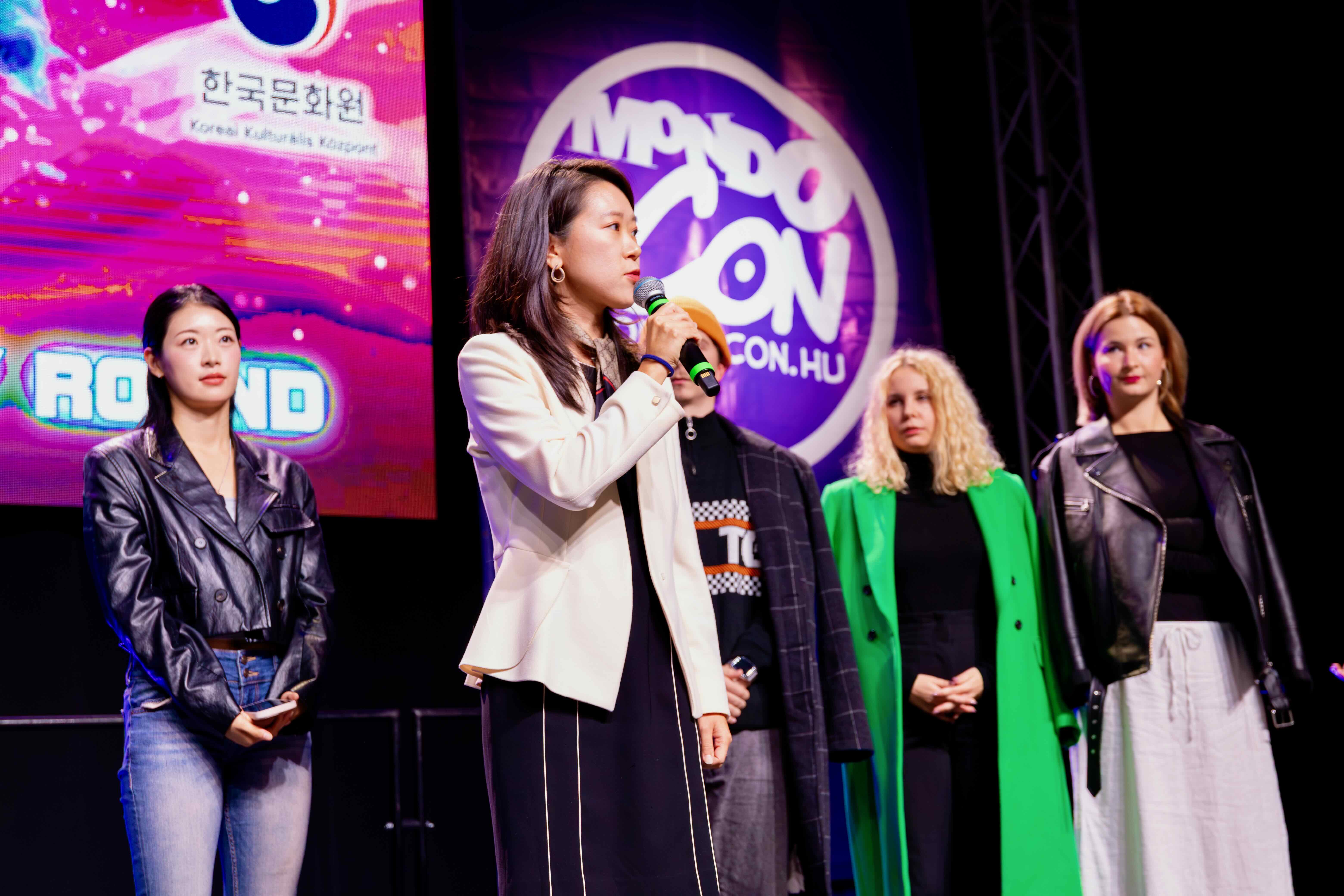 개회사를 하고 있는 유혜령 문화원장과 심사위원