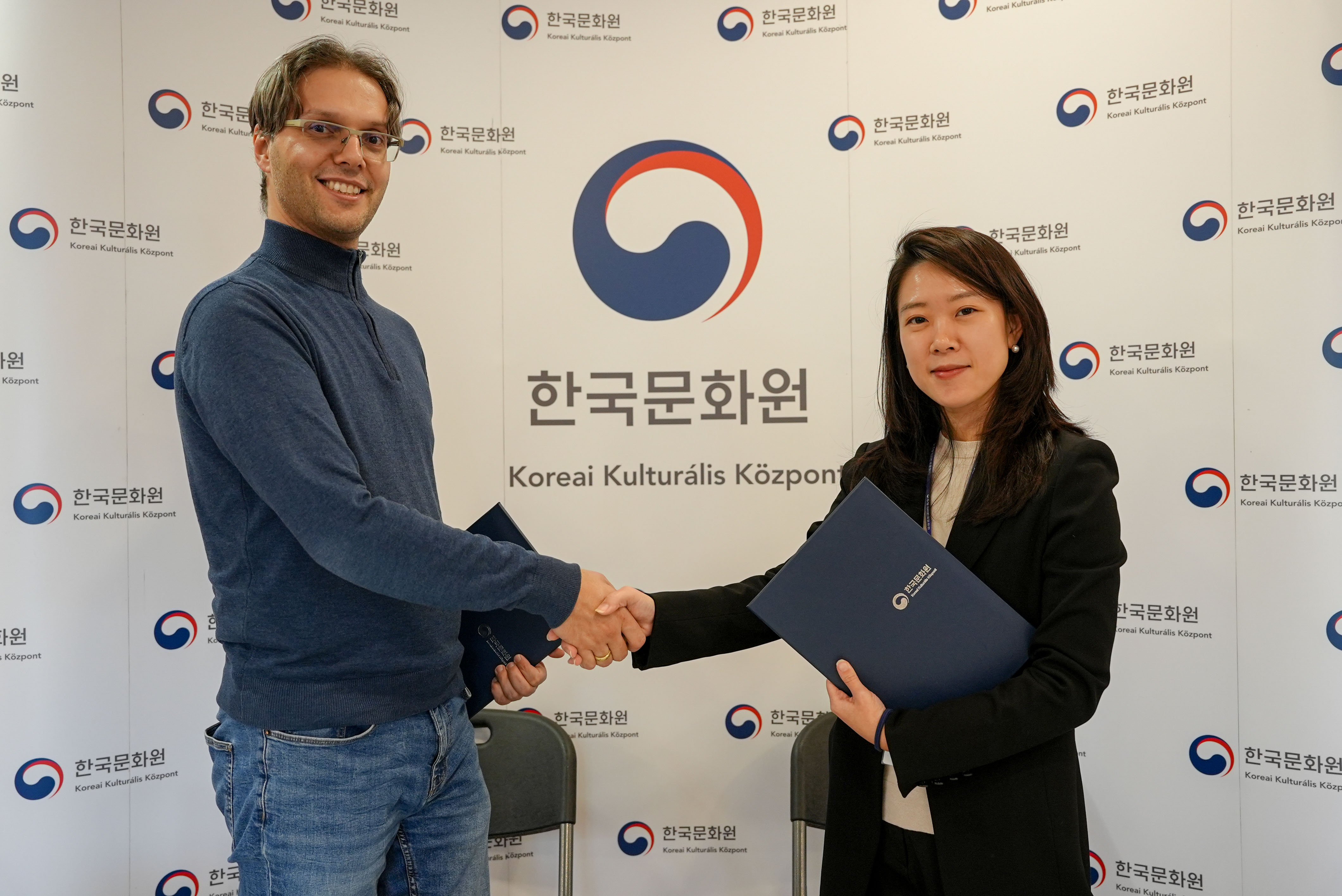 양해각서를 체결한 유혜령 문화원장과 몬도콘 대표&nbsp;András Márk Szekeres1
