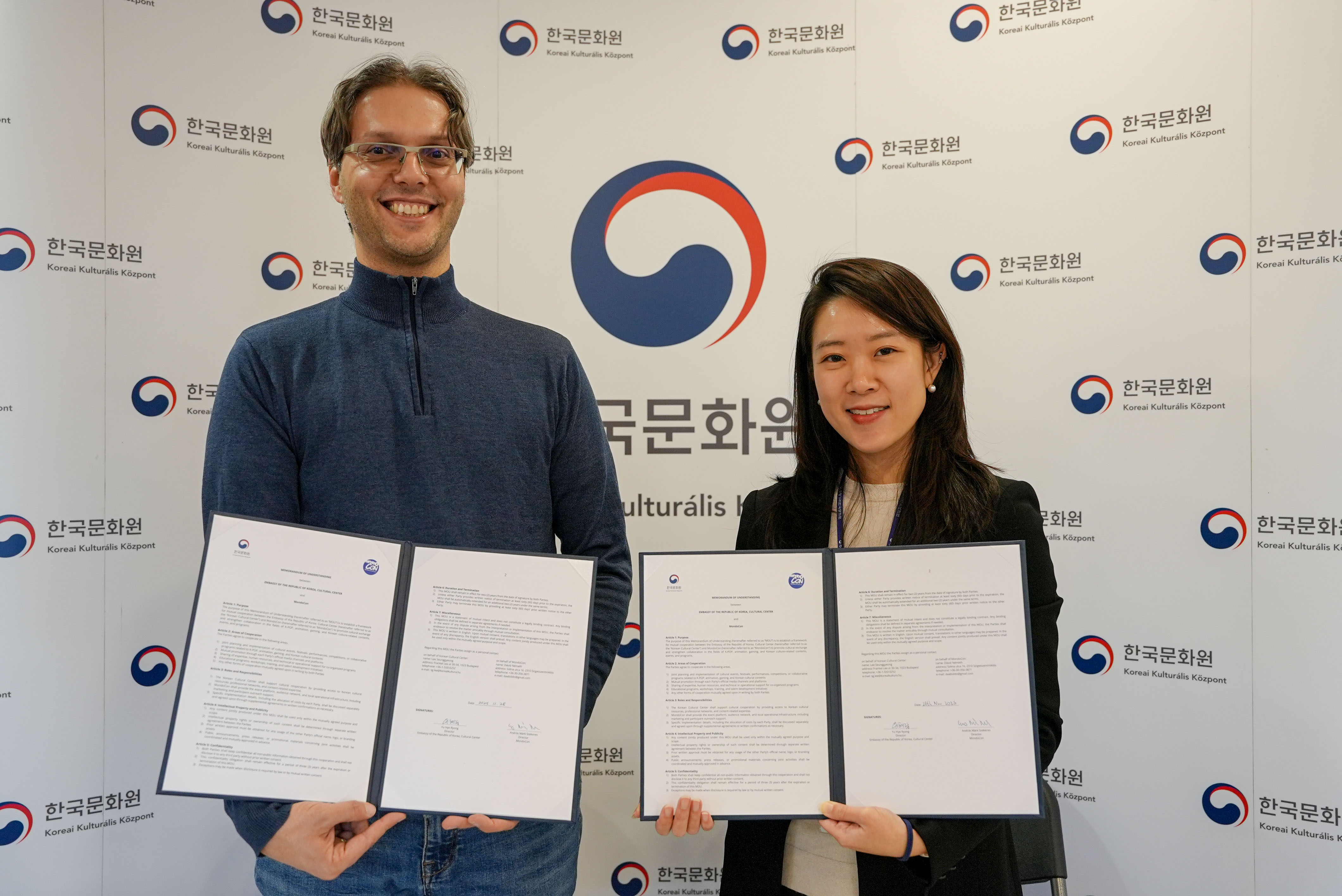 양해각서를 체결한 유혜령 문화원장과 몬도콘 대표&nbsp;András Márk Szekeres2
