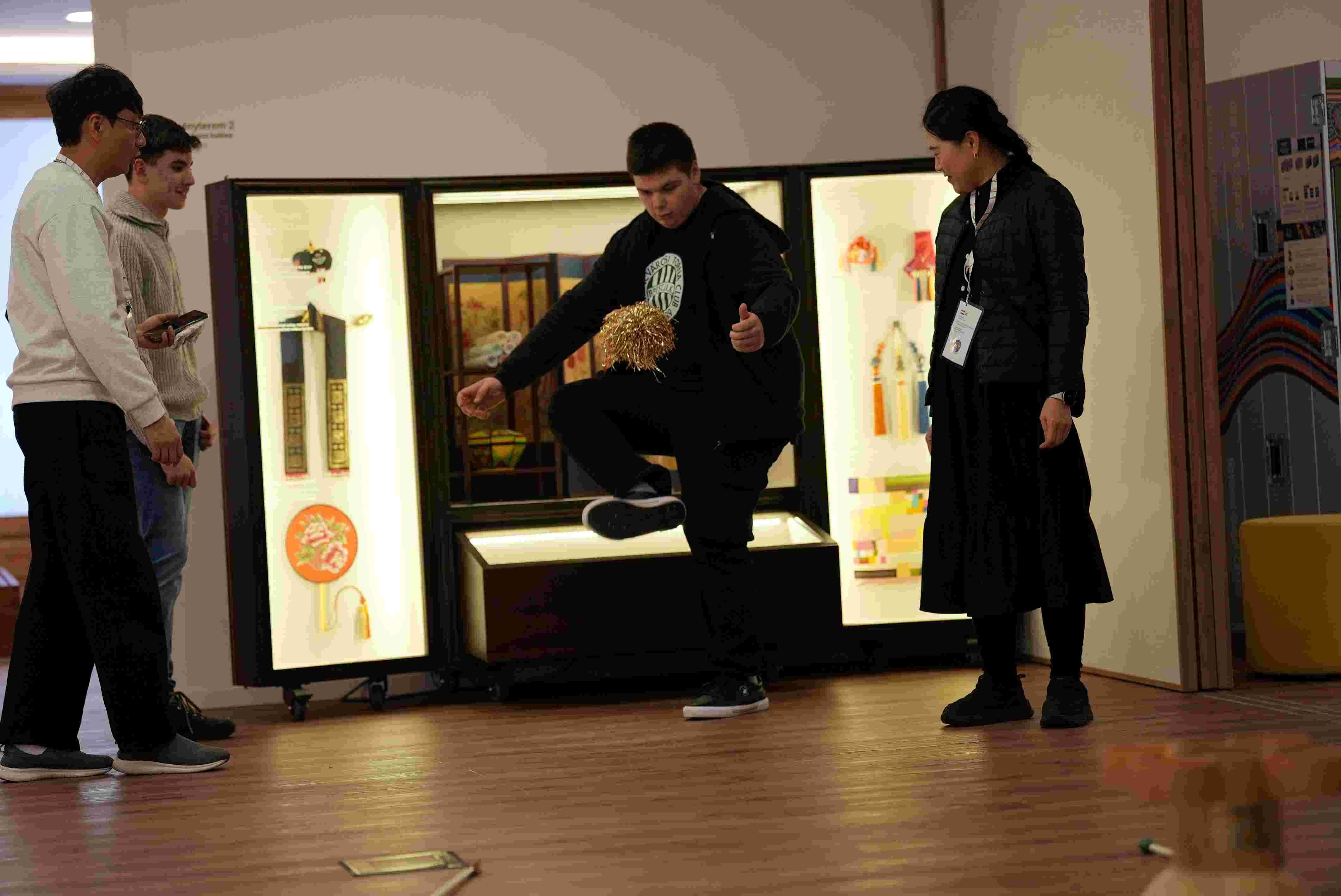 제기 차는 모습