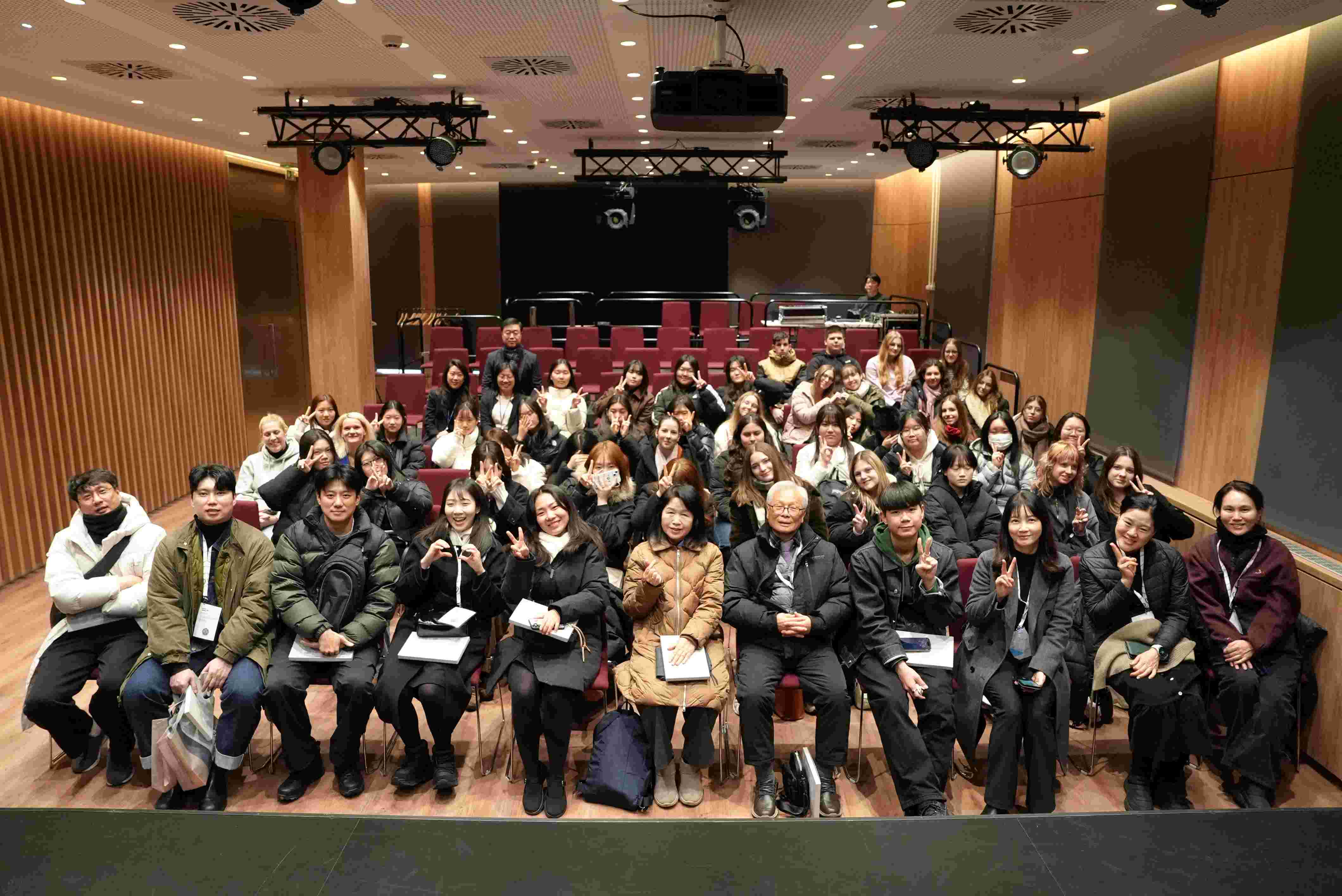 참석자 단체 사진