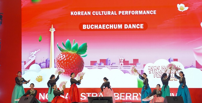 논산딸기축제 개막식에서 부채춤 개막공연 중인 장면