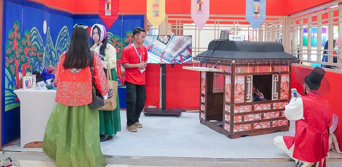 전통혼례 홍보부스에서 체험중인 장면