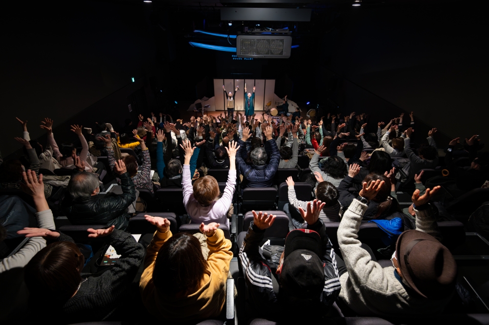 ▲ 공연 시작 전 추임새를 배워보는 장면