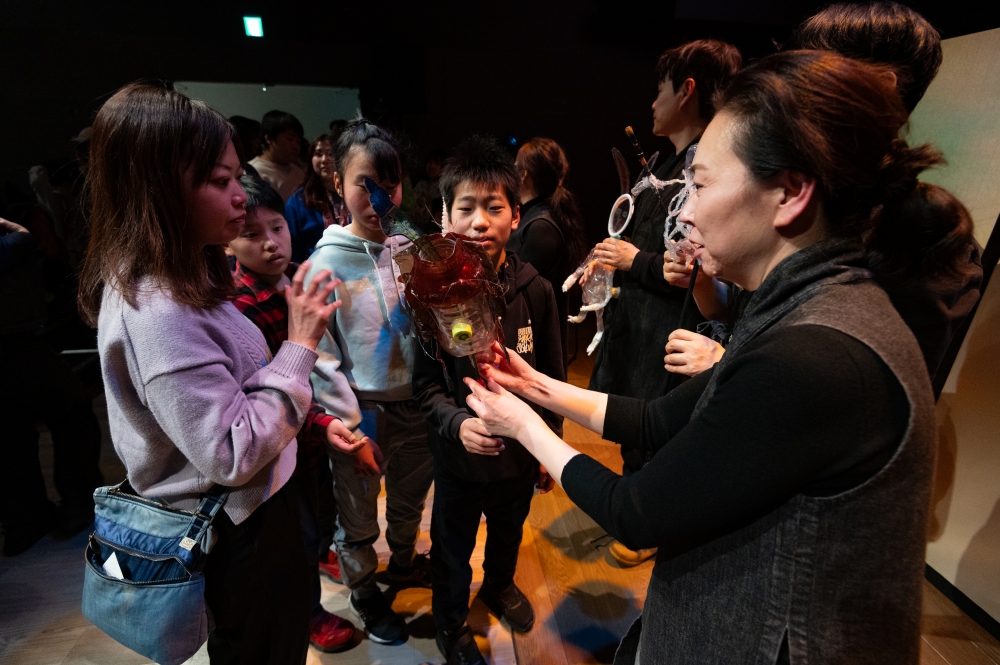▲ 공연 후 그림자 도구를 살펴보는 관객