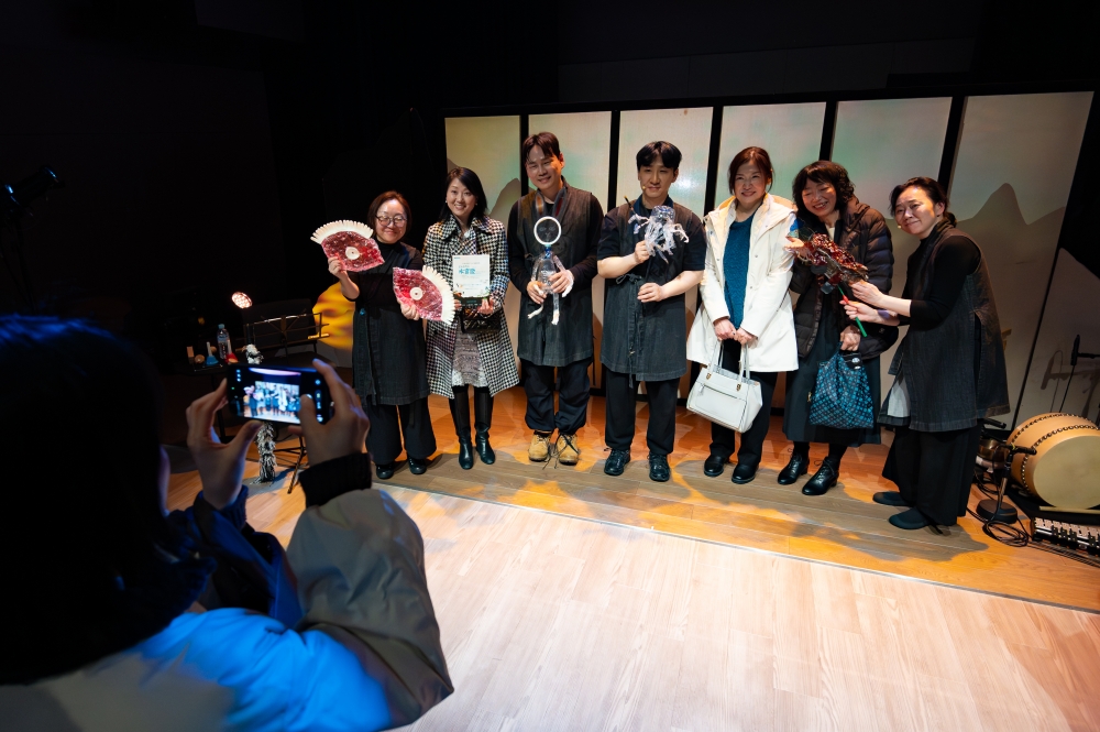 ▲ 공연 후 기념 촬영 장면