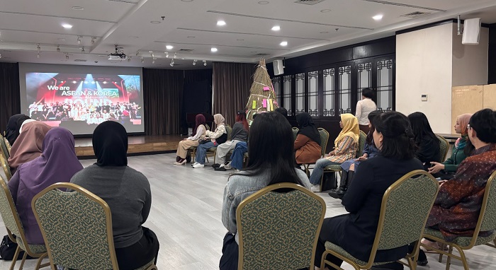 워크숍 진행중인 장면