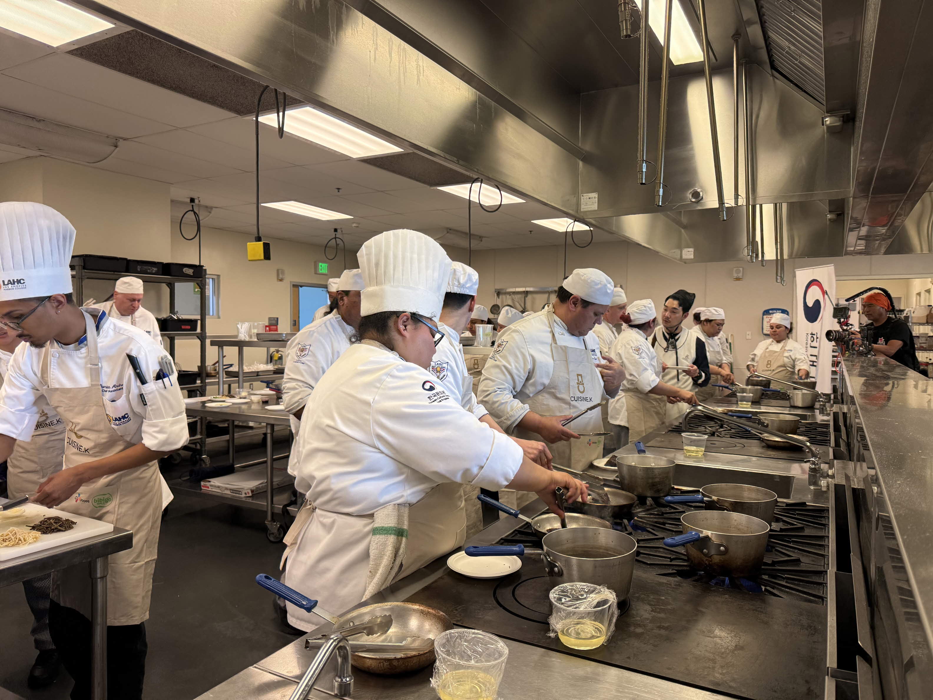 직접 실습에 참여하는 조리학과 재학생들