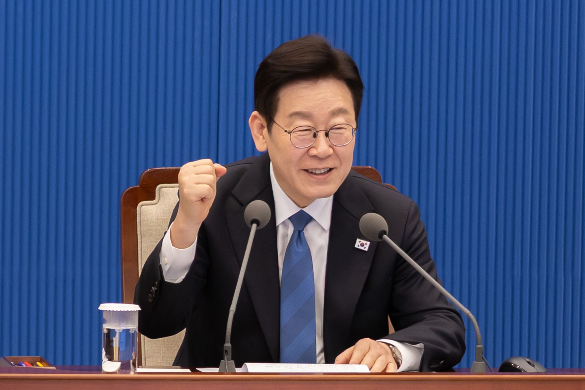 ▲ 이재명 대통령이 5일(한국시간) 서울 종로구 청와대 여민관에서 열린 수석보좌관회의에서 2026 밀라노 코르티나담페초 동계올림픽 대한민국 선수단을 응원하며 파이팅을 외치고 있다. 청와대
