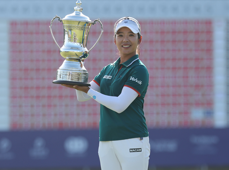 ▲ LPGA 투어 우승 트로피를 들어 올리는 이미향. LPGA 공식 홈페이지