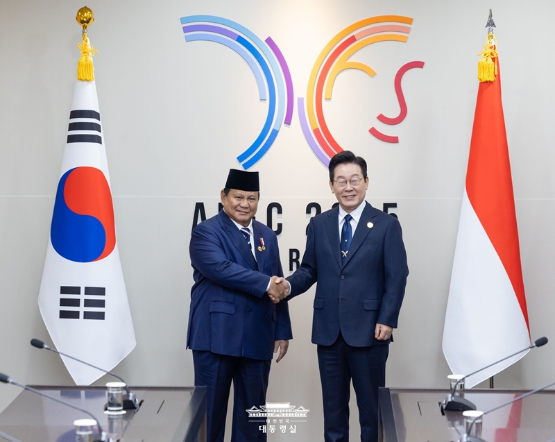▲ 이재명 대통령(오른쪽)과 프라보워 수비안토 인도네시아 대통령이 지난해 11월 1일 APEC 정상회의장인 경북 경주화백컨벤션센터에서 정상회담에 앞서 악수하고 있다.