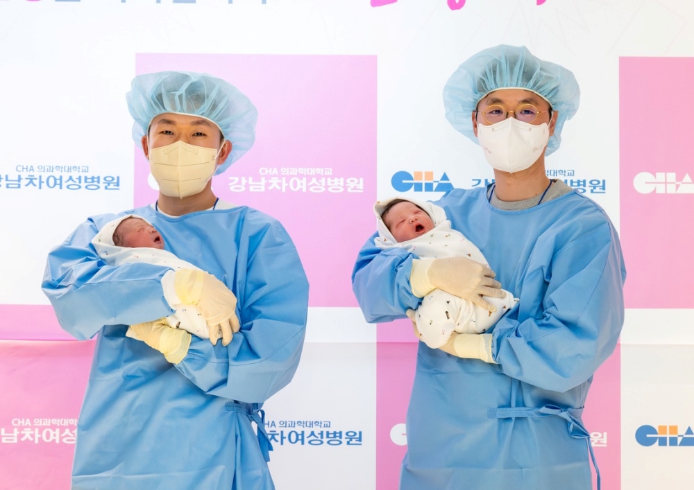 ▲ 올해 1월 출생아 수가 2만 6916명을 기록했다. 사진은 서울 강남구 강남차여성병원에서 태어난 2026년 새해 첫아기 두 명이 아빠 품에 안겨 있다. 차 의과학대학교 강남차여성병원