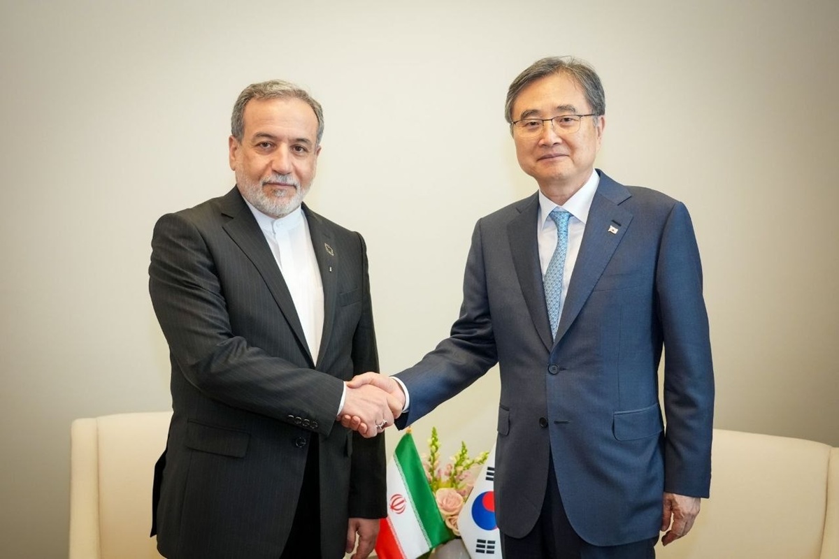 ▲ 조현 외교부 장관(오른쪽)과 세예드 압바스 아락치 이란 외교장관이 지난해 9월 25일 제80차 유엔 총회 고위급 회기 중 개최한 양자회담에 앞서 악수를 하고 있다. 외교부