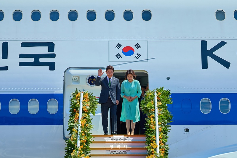 ▲ 지난달 3일 오후 이재명 대통령(왼쪽)과 김혜경 여사가 필리핀 빌라모어 군공항에 도착해 환영객에게 인사를 하고 있다. 대한민국 청와대